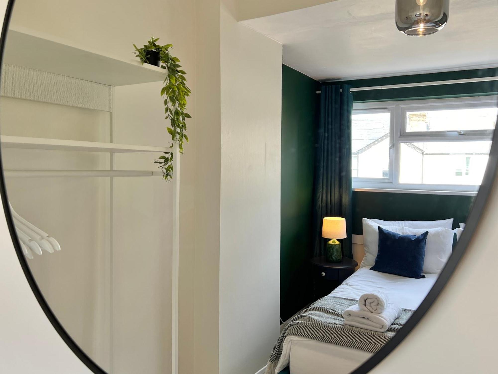 Charming Central Windsor 2 Bed Cottage Free Residents Parking And Private Garden Legoland Ascot Windsor Castle Thorpe Park Heathrow Airport Exterior photo