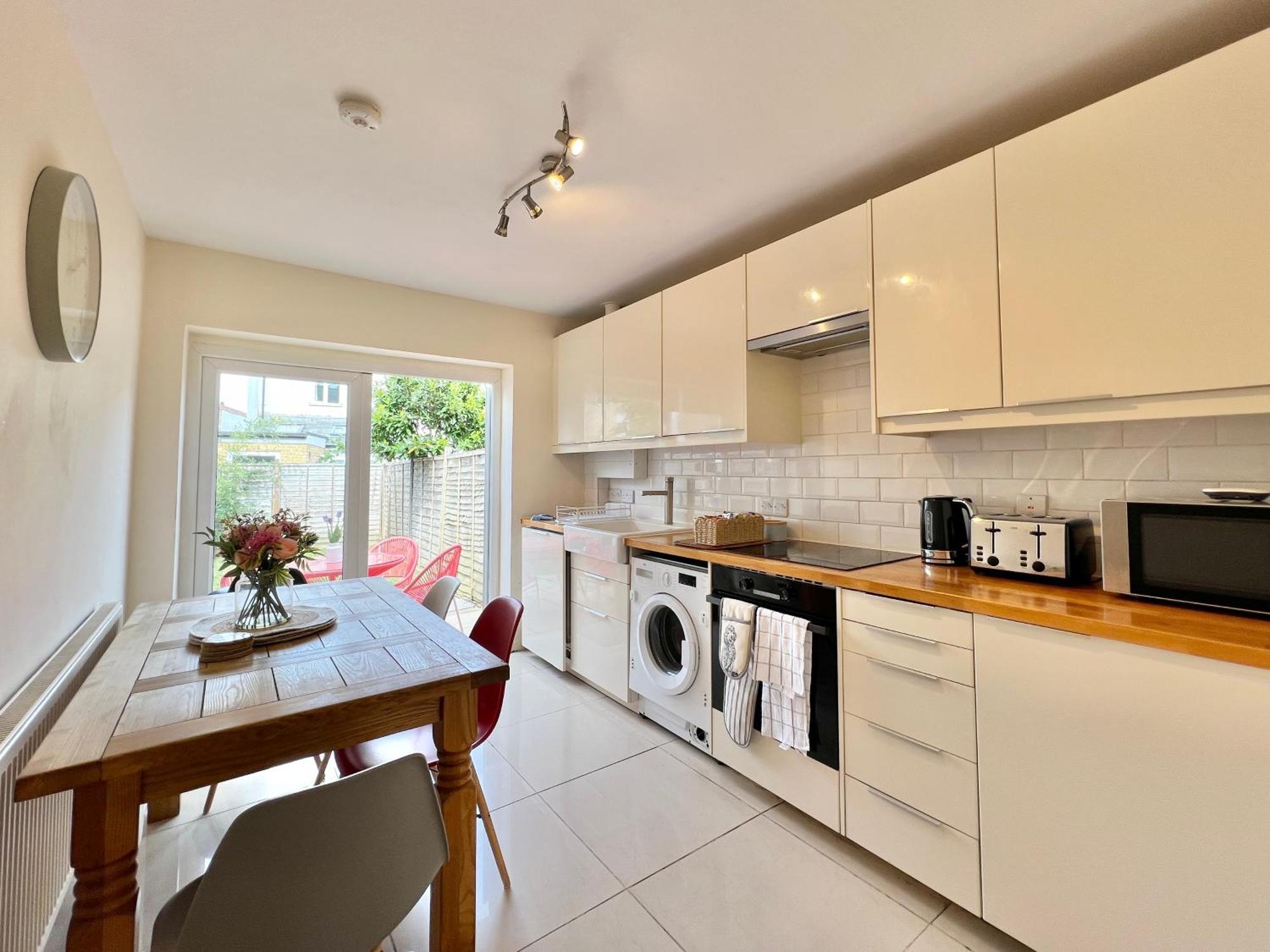 Charming Central Windsor 2 Bed Cottage Free Residents Parking And Private Garden Legoland Ascot Windsor Castle Thorpe Park Heathrow Airport Exterior photo
