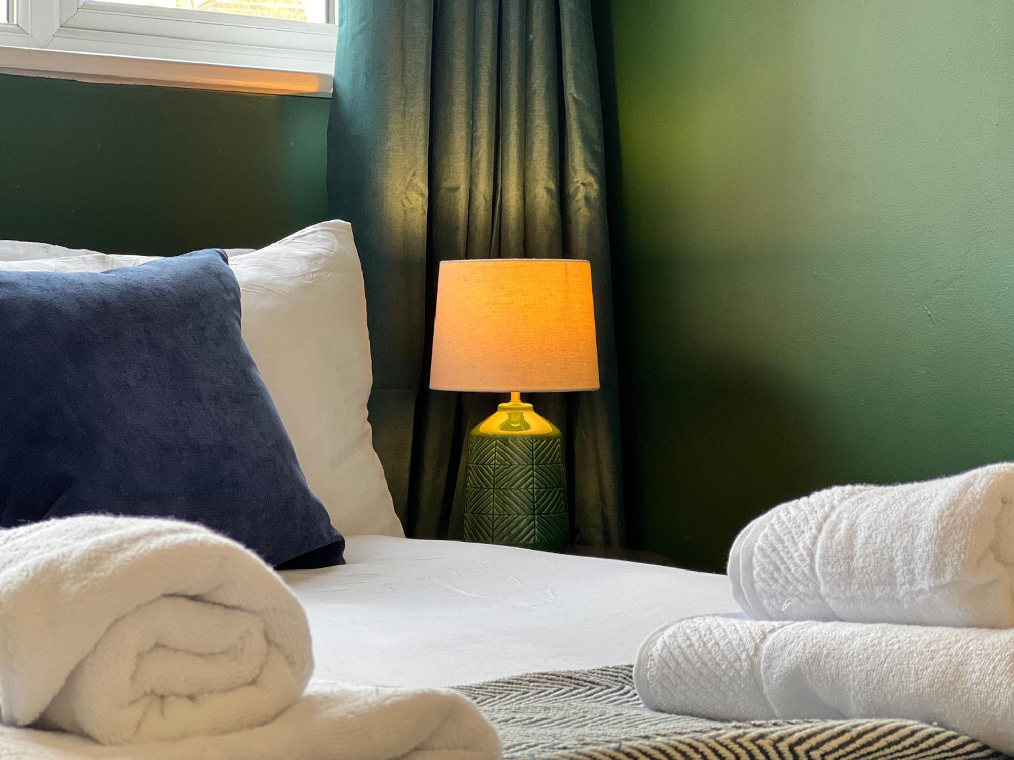 Charming Central Windsor 2 Bed Cottage Free Residents Parking And Private Garden Legoland Ascot Windsor Castle Thorpe Park Heathrow Airport Exterior photo